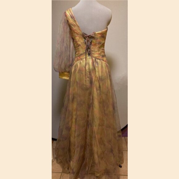 Midsummer night's dream gown, one shoulder sleeve - Picture 4 of 11